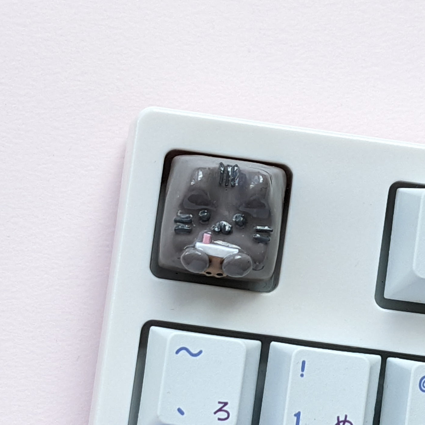 pusheen holding a boba artisan keycap